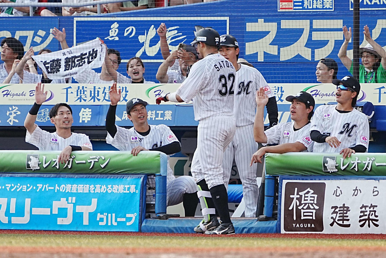 ロッテ対ソフトバンク　2回裏ロッテ無死、佐藤（中央）は右越えに2試合連続の同点ソロ本塁打を放ちベンチのナインの祝福を受ける（撮影・小沢裕）