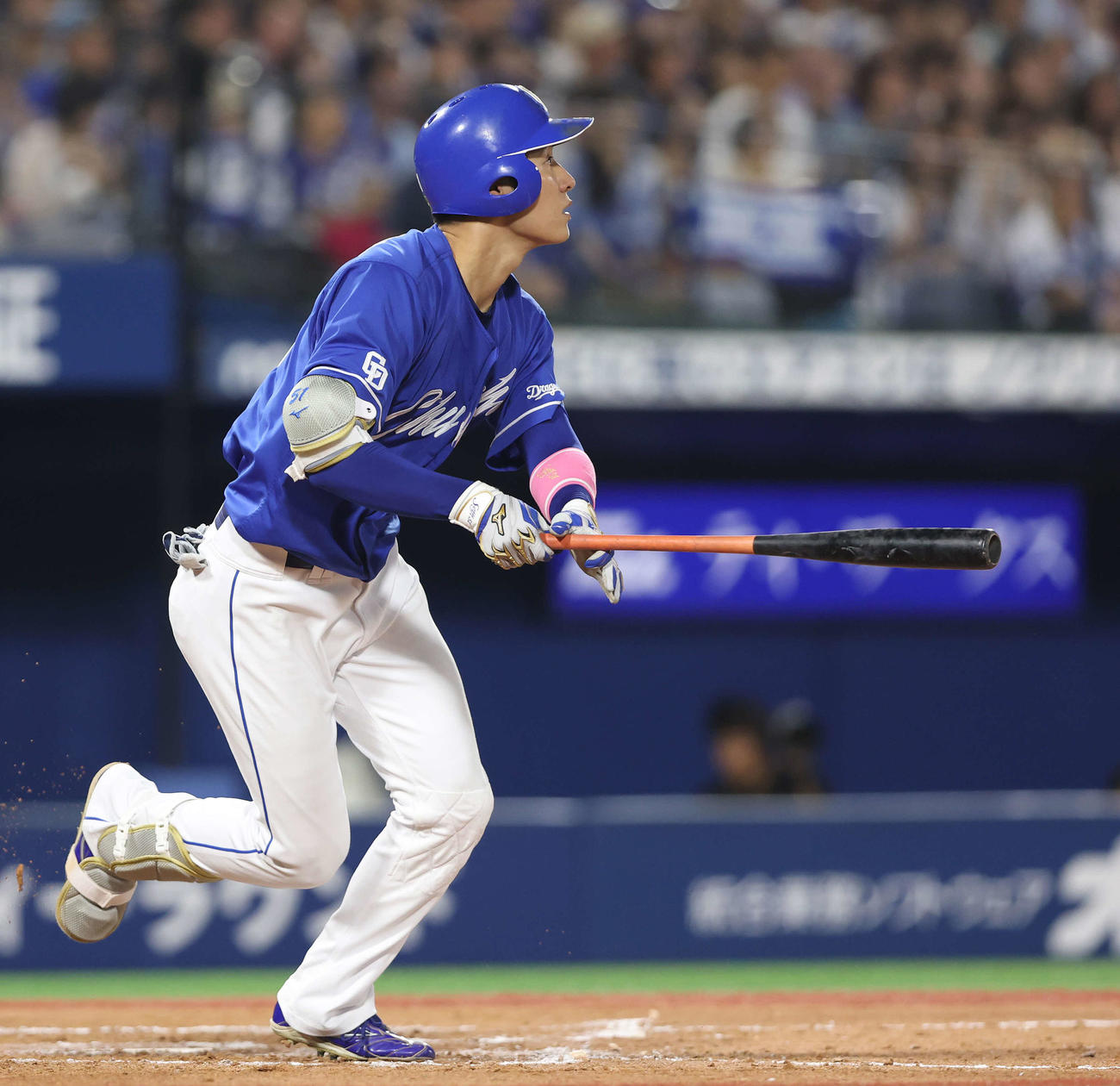 DeNA対中日　8回表中日1死、フェンス直撃の二塁打を放つ上林（撮影・河田真司）
