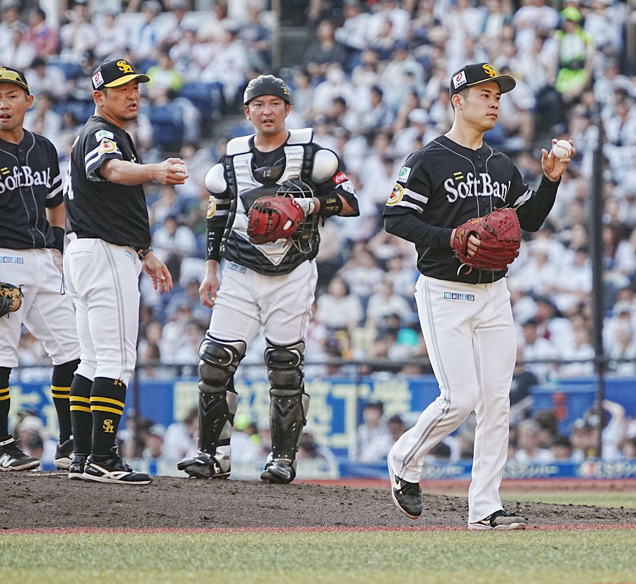 ロッテ対ソフトバンク　3回裏ロッテ無死一、三塁、降板するソフトバンク先発の松本晴（右）（撮影・小沢裕）