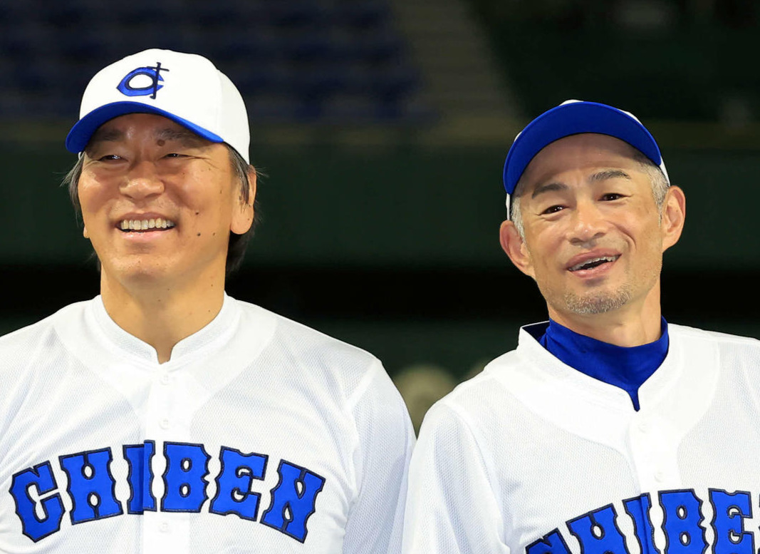 2024年9月23日　女子選抜チームと記念撮影した松井秀喜氏（左）とイチロー氏