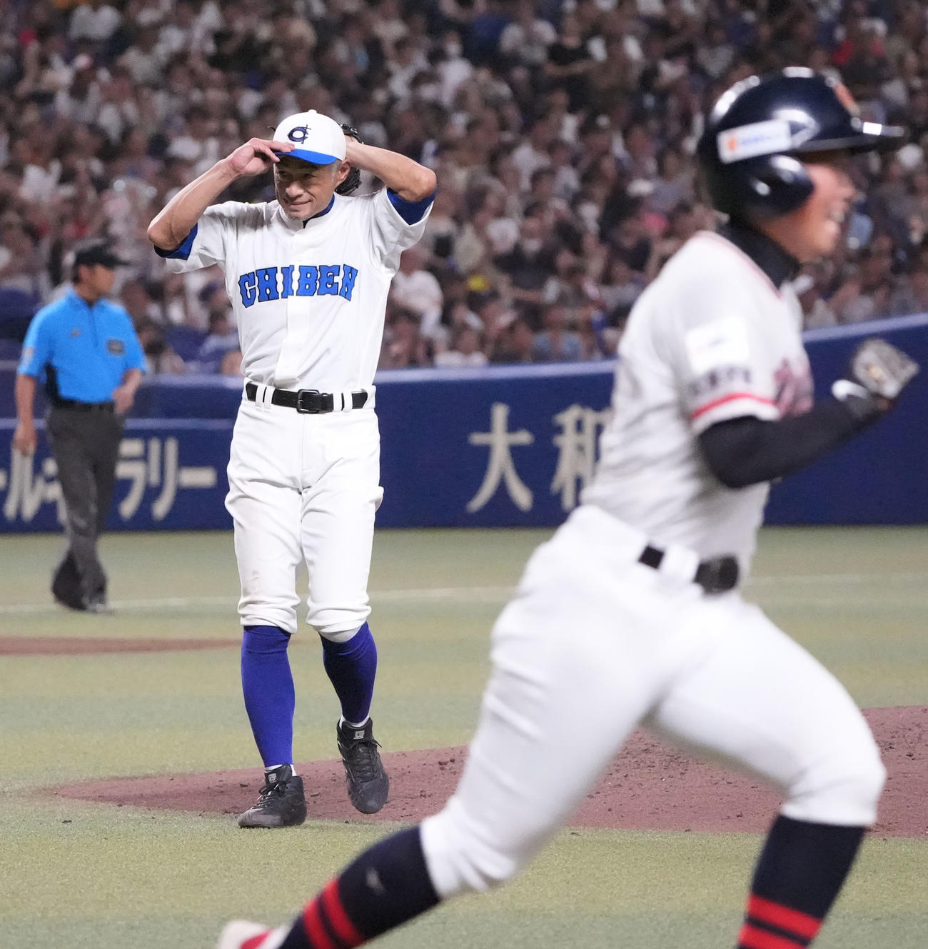 高校野球女子選抜対イチロー選抜　7回表高校野球女子選抜2死、毛利瑠花（右）に中前打を打たれ悔しそうなイチロー氏（撮影・森本幸一）