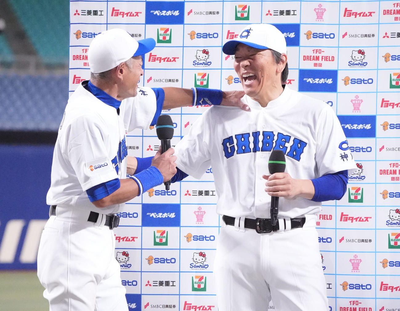 高校野球女子選抜対イチロー選抜　試合後、インタビューで談笑する左からイチロー氏と松井秀喜氏（撮影・森本幸一）