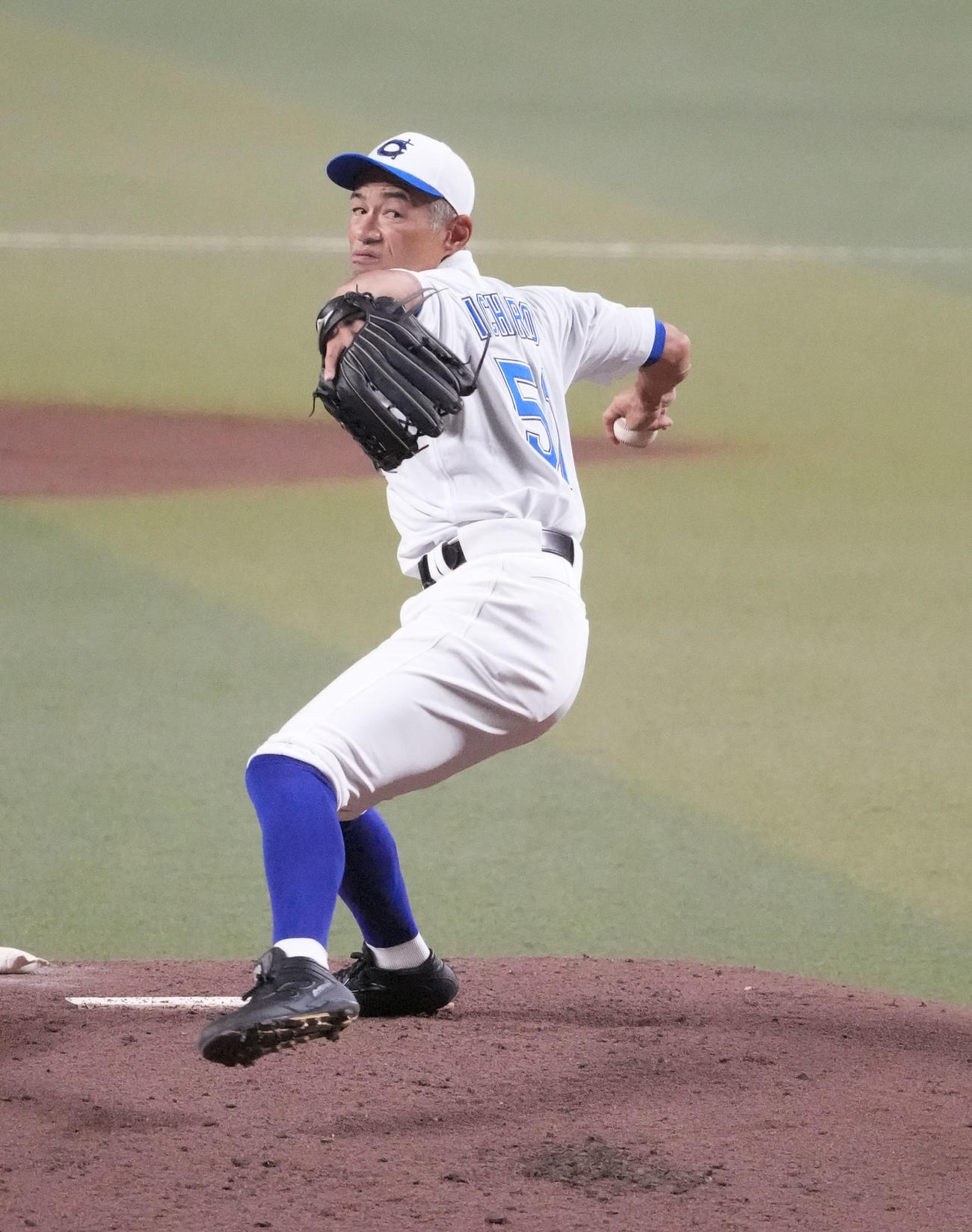 高校野球女子選抜対イチロー選抜　2回表、力投するイチロー選抜先発のイチロー氏（撮影・森本幸一）