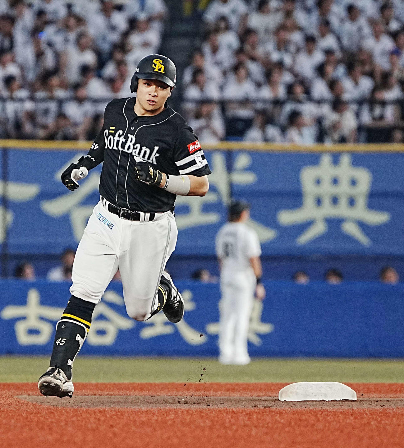 ロッテ対ソフトバンク　6回表ソフトバンク1死、谷川原（左）は右越えにソロ本塁打を放ち三塁へ向かう（撮影・小沢裕）