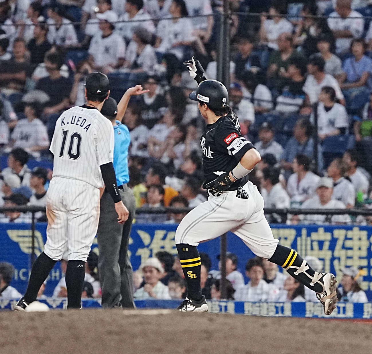 ロッテ対ソフトバンク　6回表ソフトバンク1死、谷川原（右）は右越えにソロ本塁打を放つ（撮影・小沢裕）