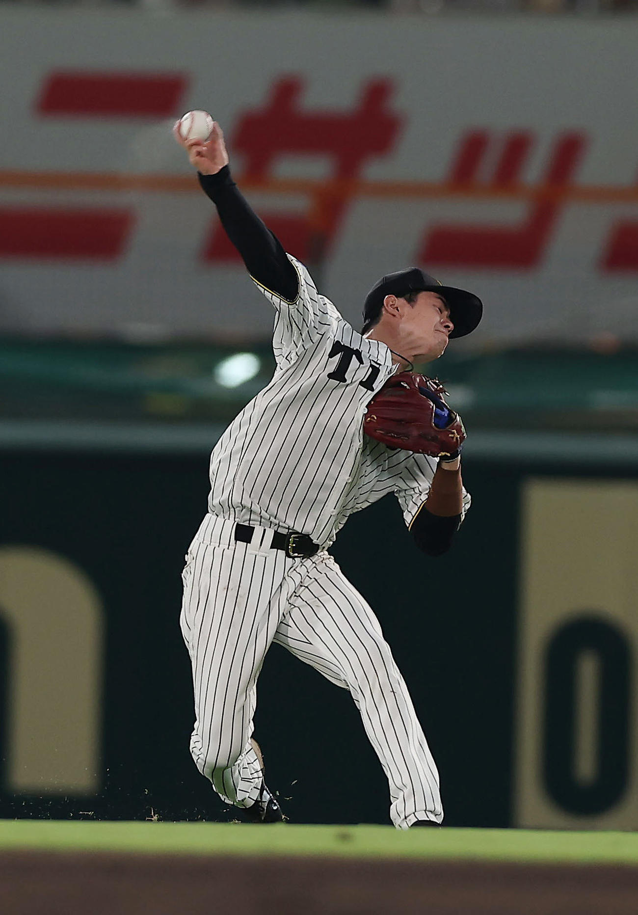 阪神対巨人　7回表巨人1死一、三塁、大城卓の二塁打を処理した右翼手森下からの送球を受け、本塁へ送球する二塁手中野（撮影・前田充）