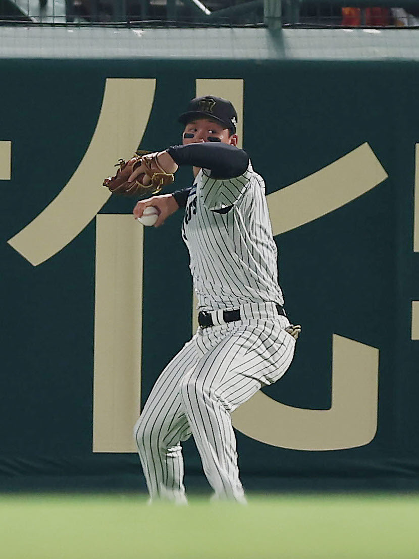 阪神対巨人　7回表巨人1死一、三塁、大城卓の二塁打を二塁手中野へ送球する右翼手森下（撮影・前田充）