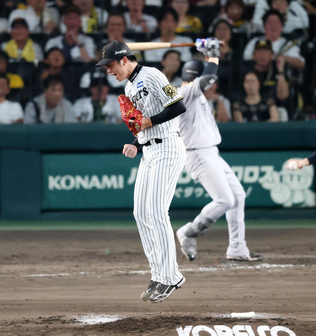 阪神対巨人　4回表巨人2死二塁、才木は中山を三振に仕留めマウンドでガッツポーズを見せる（撮影・加藤哉）