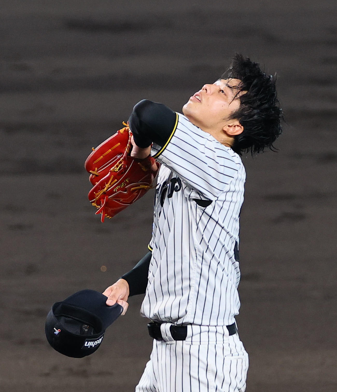 阪神対巨人　7回表巨人2死三塁、若林に勝ち越し適時打を許し汗をぬぐう才木（撮影・藤尾明華）