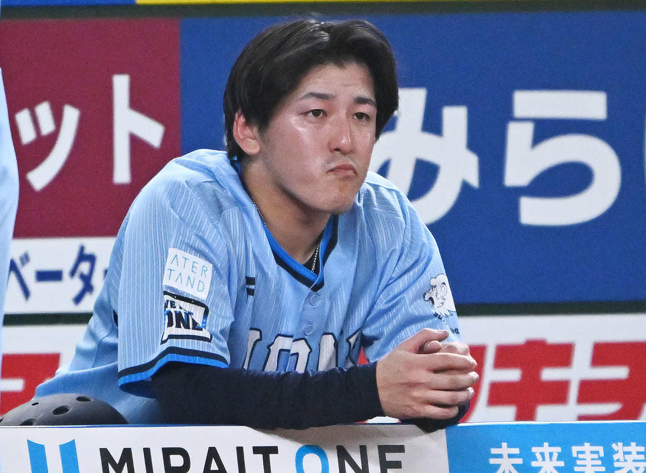 西武対オリックス　6回表、降板しベンチから戦況を見守る西武隅田（撮影・滝沢徹郎）