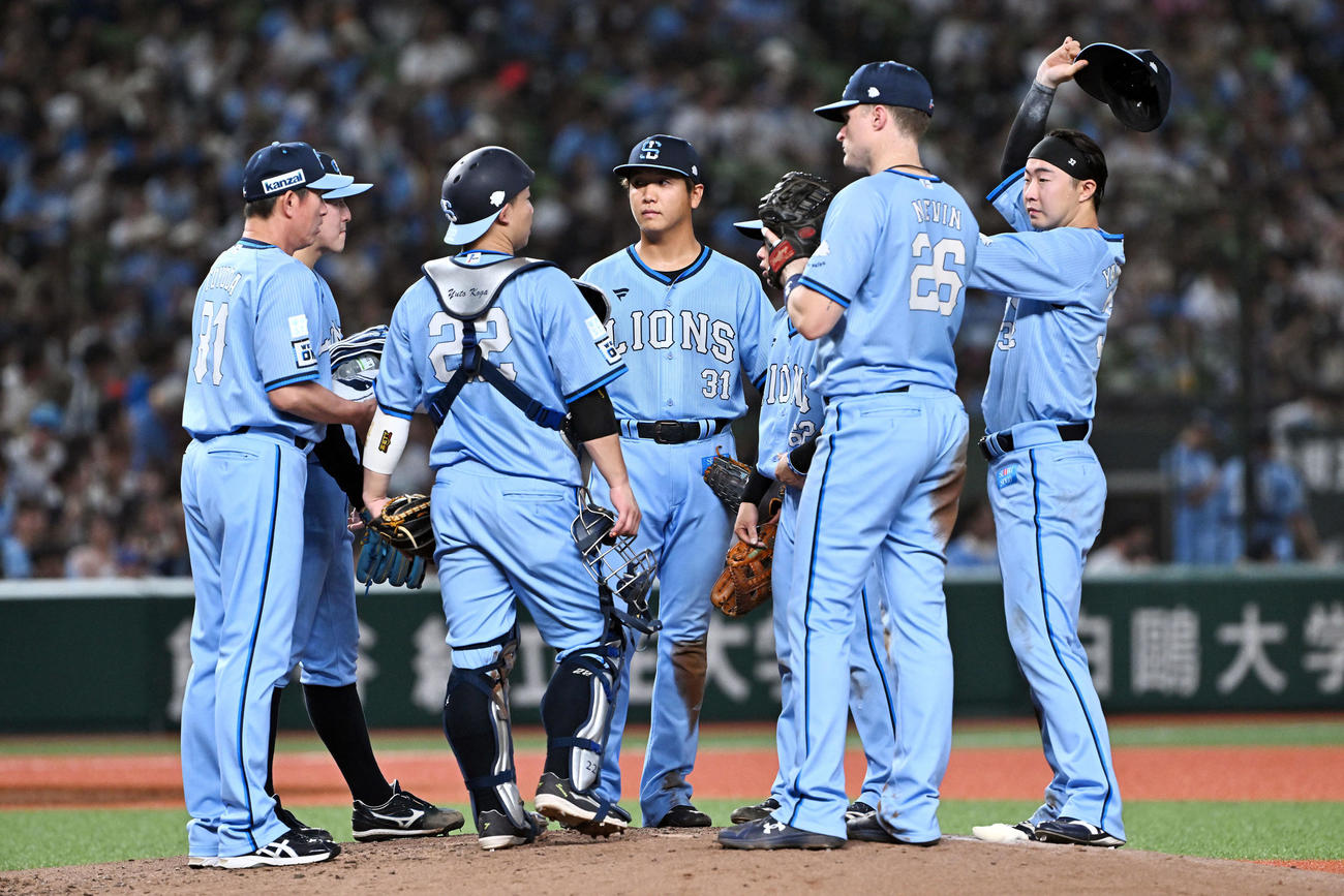 5回表、ピンチでマウンドに集まる西武の選手たち（撮影・滝沢徹郎）
