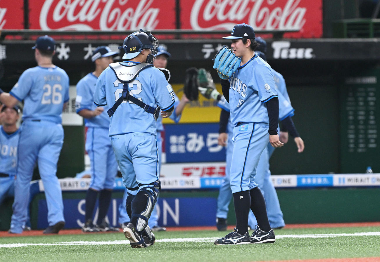 西武対オリックス　3回表を投げ終えた西武先発の隅田（右）は古賀悠と引き揚げる（撮影・滝沢徹郎）