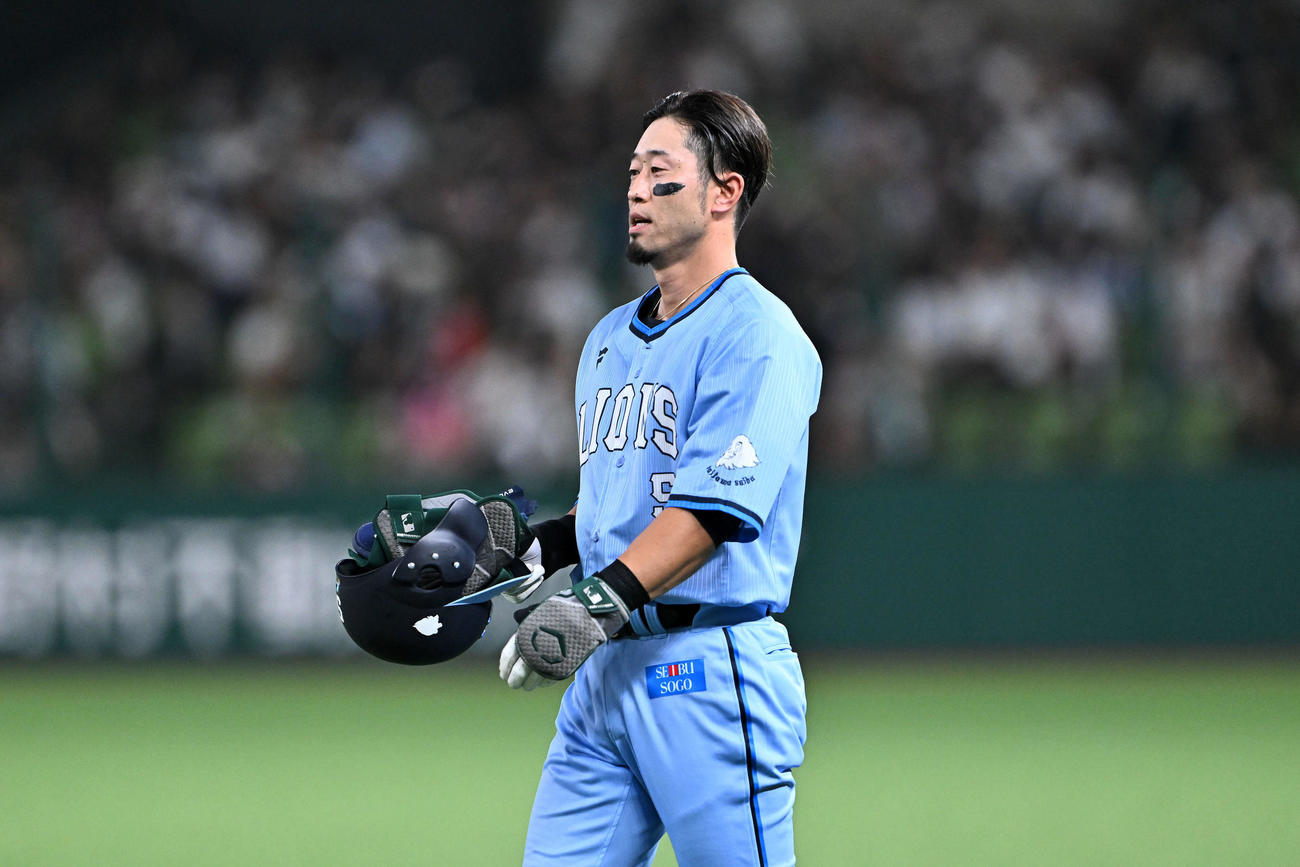 西武対オリックス　3回裏西武1死一、三塁、併殺打に倒れた外崎（撮影・滝沢徹郎）