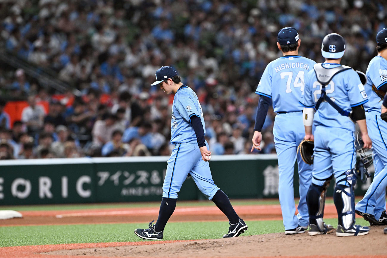 西武対オリックス　6回表途中で降板する西武先発の隅田（左）（撮影・滝沢徹郎）