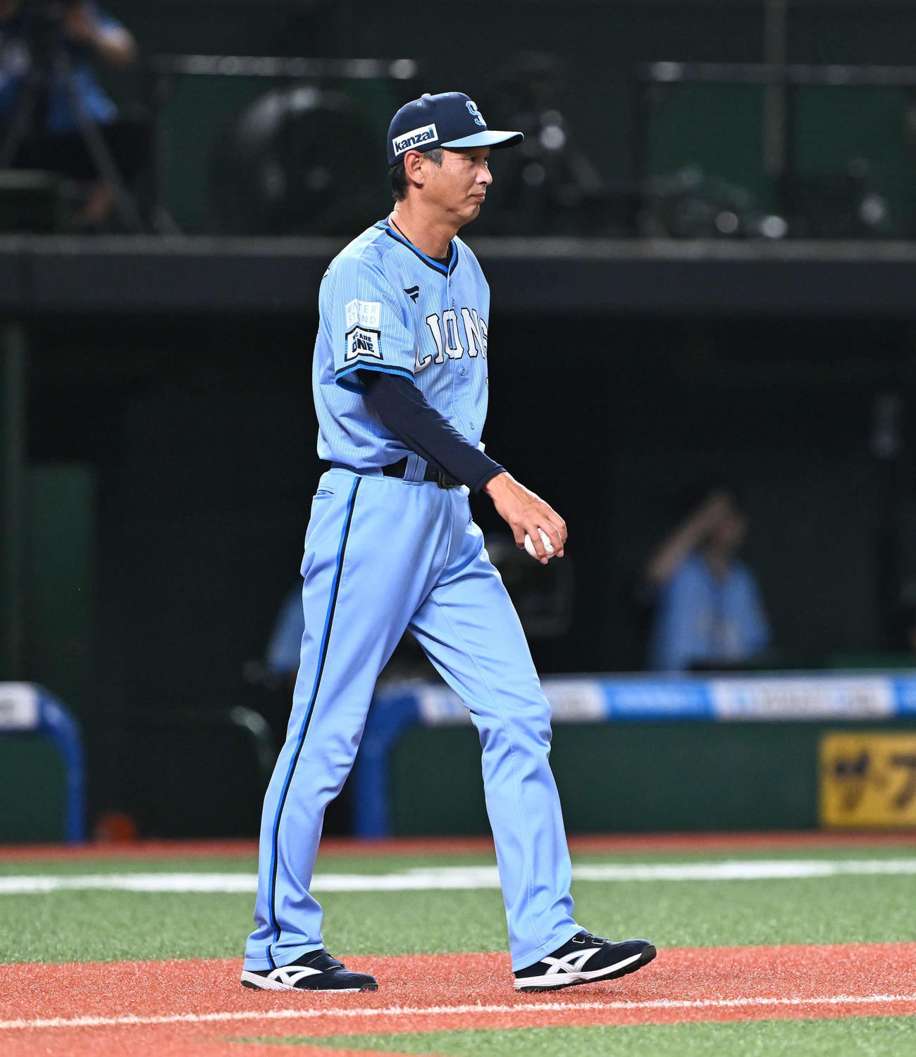 西武対オリックス　6回表、投手の交代を告げにマウンドに向かう西武西口監督（撮影・滝沢徹郎）