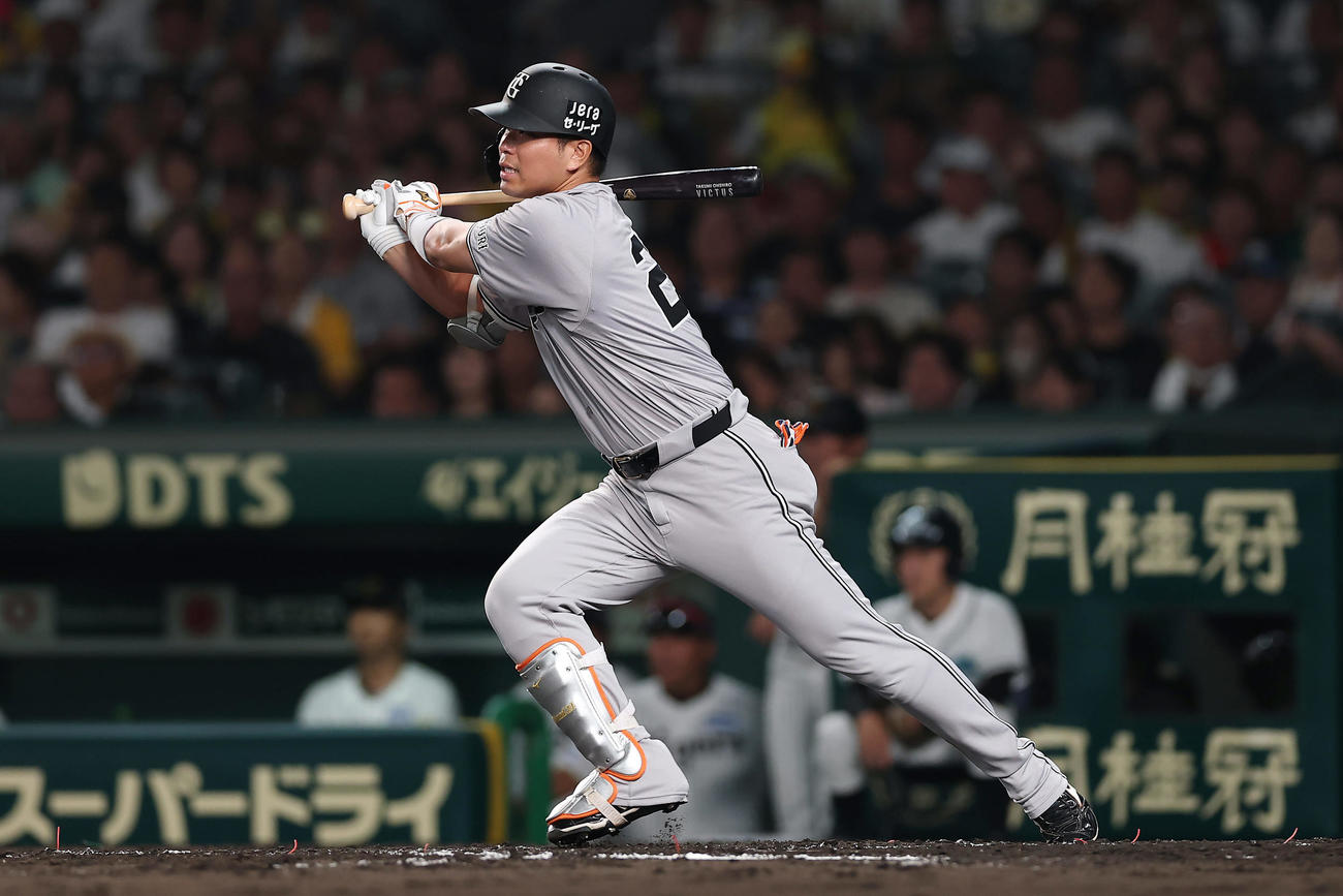 阪神対巨人　7回表巨人1死一、三塁、右中間へ同点適時二塁打を放つ代打大城卓（撮影・前田充）