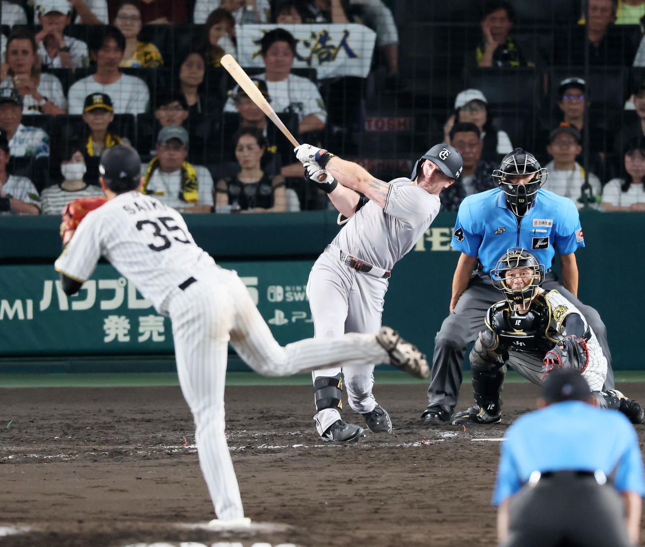 阪神対巨人　7回表巨人1死一、三塁、代打キャベッジは右越え適時二塁打を放つ。投手才木（撮影・加藤哉）