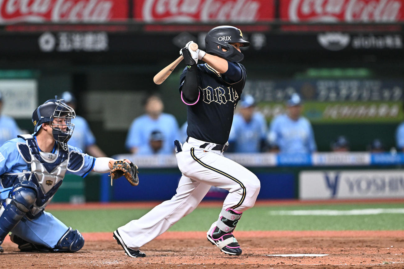西武対オリックス　5回表オリックス1死三塁、西川は右前適時打を放つ（撮影・滝沢徹郎）