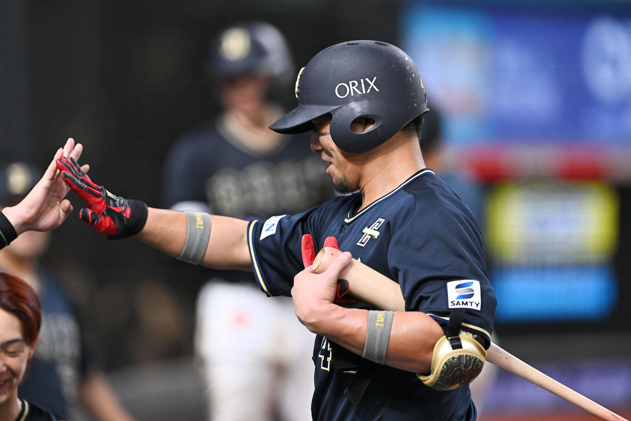 西武対オリックス　8回表オリックス1死、左前打を放った頓宮は交代しチームメートとタッチをかわす（撮影・滝沢徹郎）