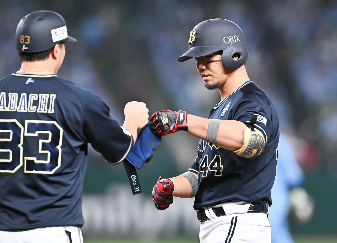 西武対オリックス　4回表オリックス1死一塁、頓宮（右）は左前打を放ち安達コーチとタッチを交わす（撮影・滝沢徹郎）