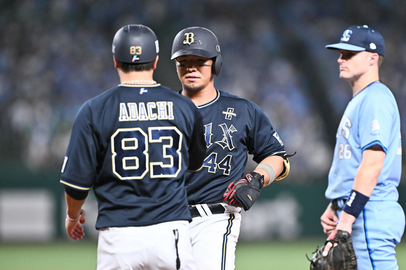 西武対オリックス　8回表オリックス1死、左前打を放った頓宮（中央）は安達コーチとタッチを交わす（撮影・滝沢徹郎）