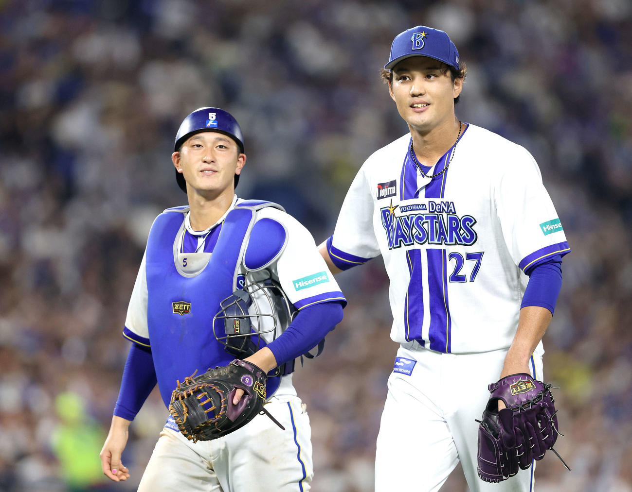 DeNA対中日　5回表を抑え、松尾（左）と笑顔でベンチに戻る藤浪（撮影・河田真司）