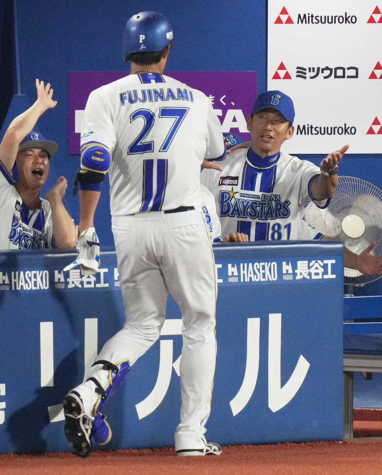 DeNA対中日　5回裏DeNA無死一塁、バント犠打を決めた藤浪を出迎える三浦監督（撮影・清水貴仁）