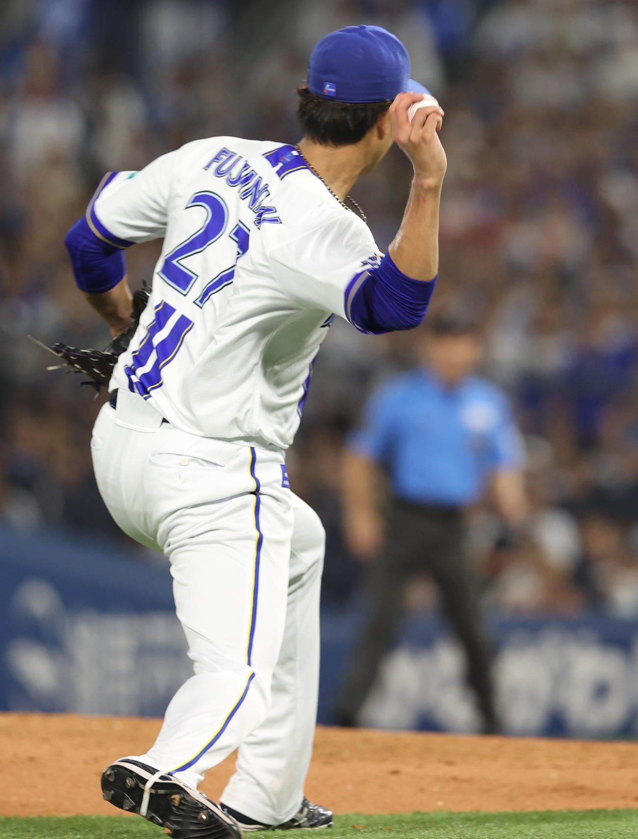 DeNA対中日　5回表中日無死一、二塁、宇佐見の投ゴロを処理する藤浪（撮影・水谷安孝）