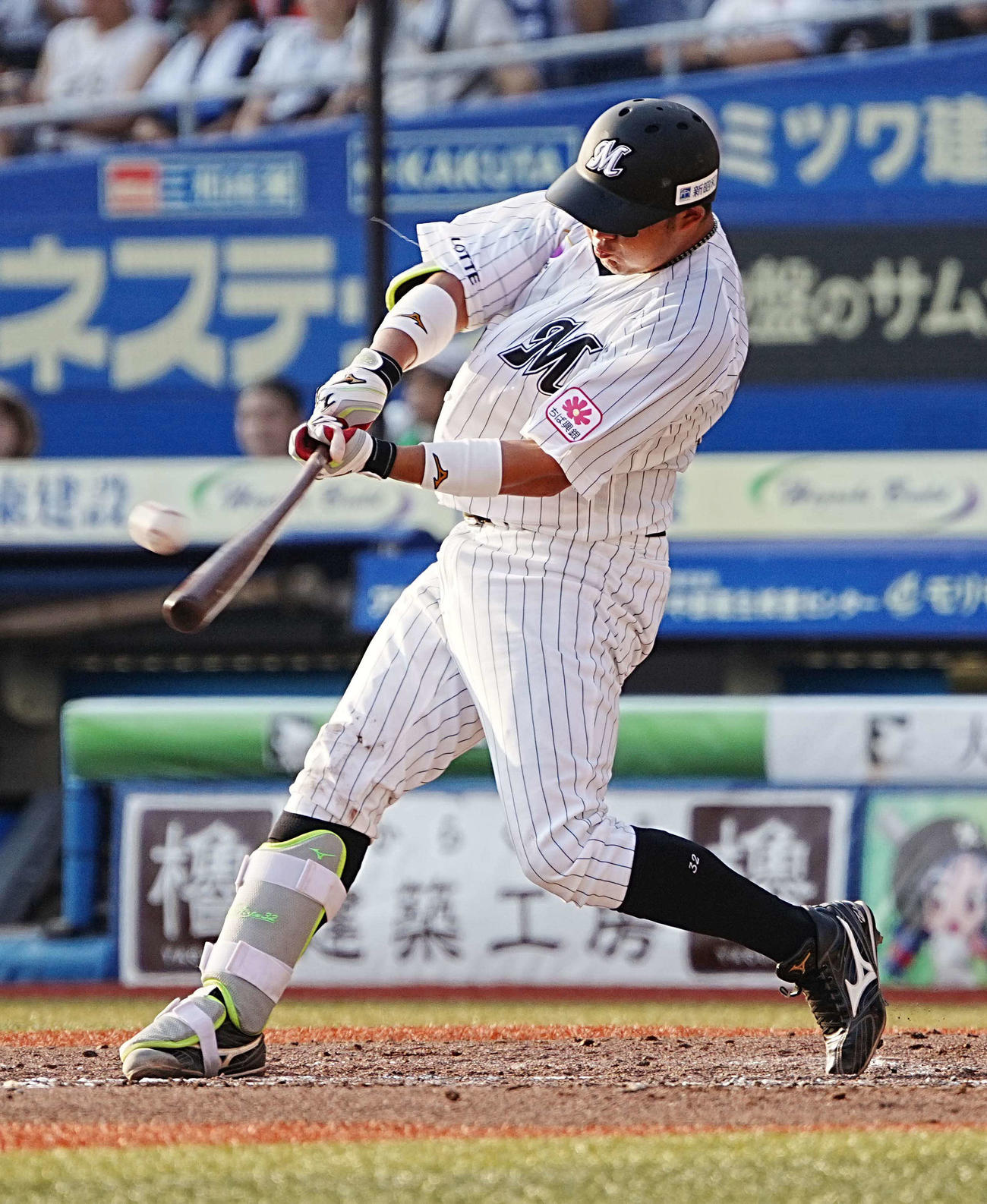 ロッテ対ソフトバンク　2回裏ロッテ無死、佐藤は右越えに2試合連続の同点ソロ本塁打を放つ（撮影・小沢裕）