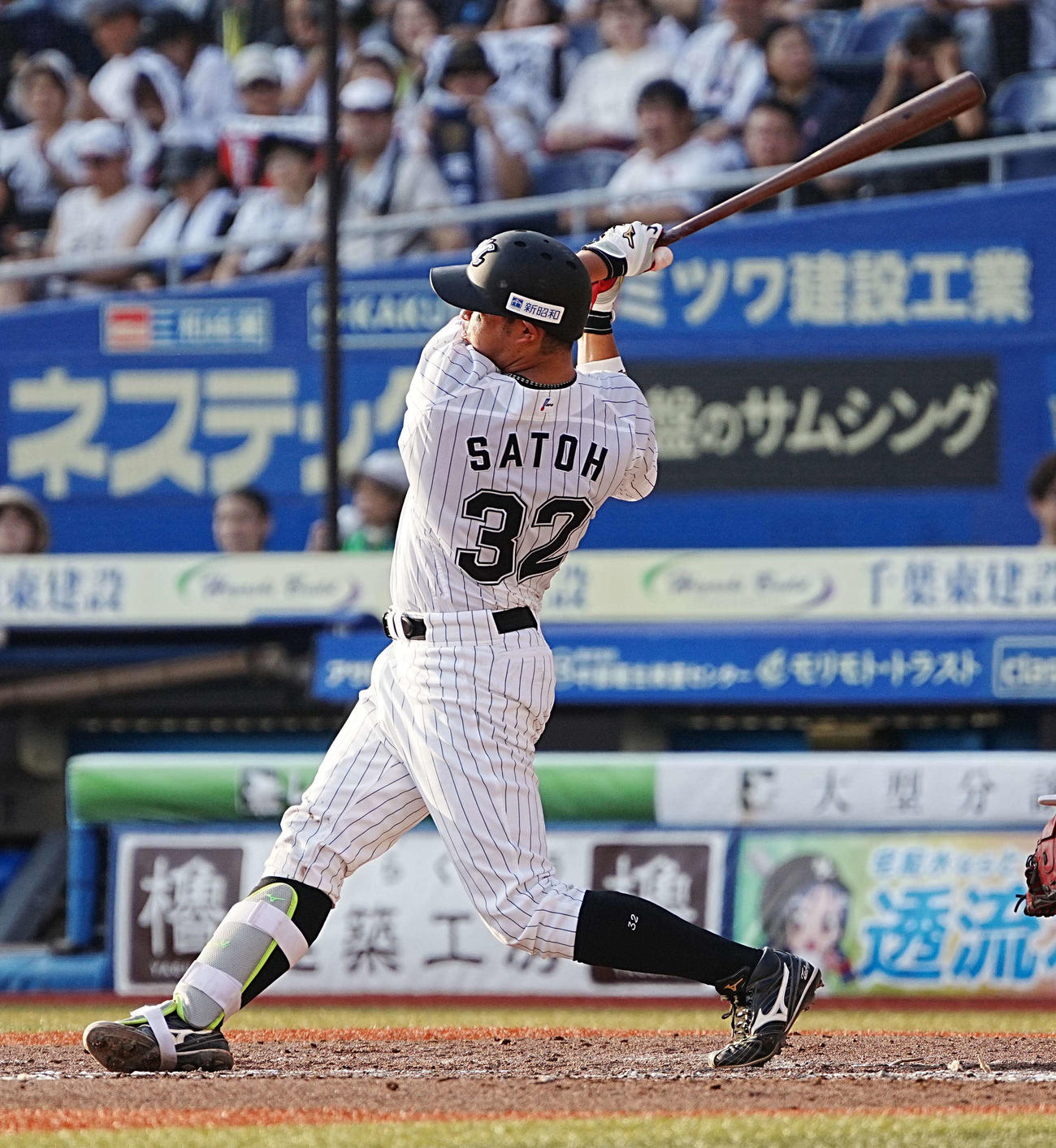 ロッテ対ソフトバンク　2回裏ロッテ無死、佐藤は右越えに2試合連続の同点ソロ本塁打を放つ（撮影・小沢裕）