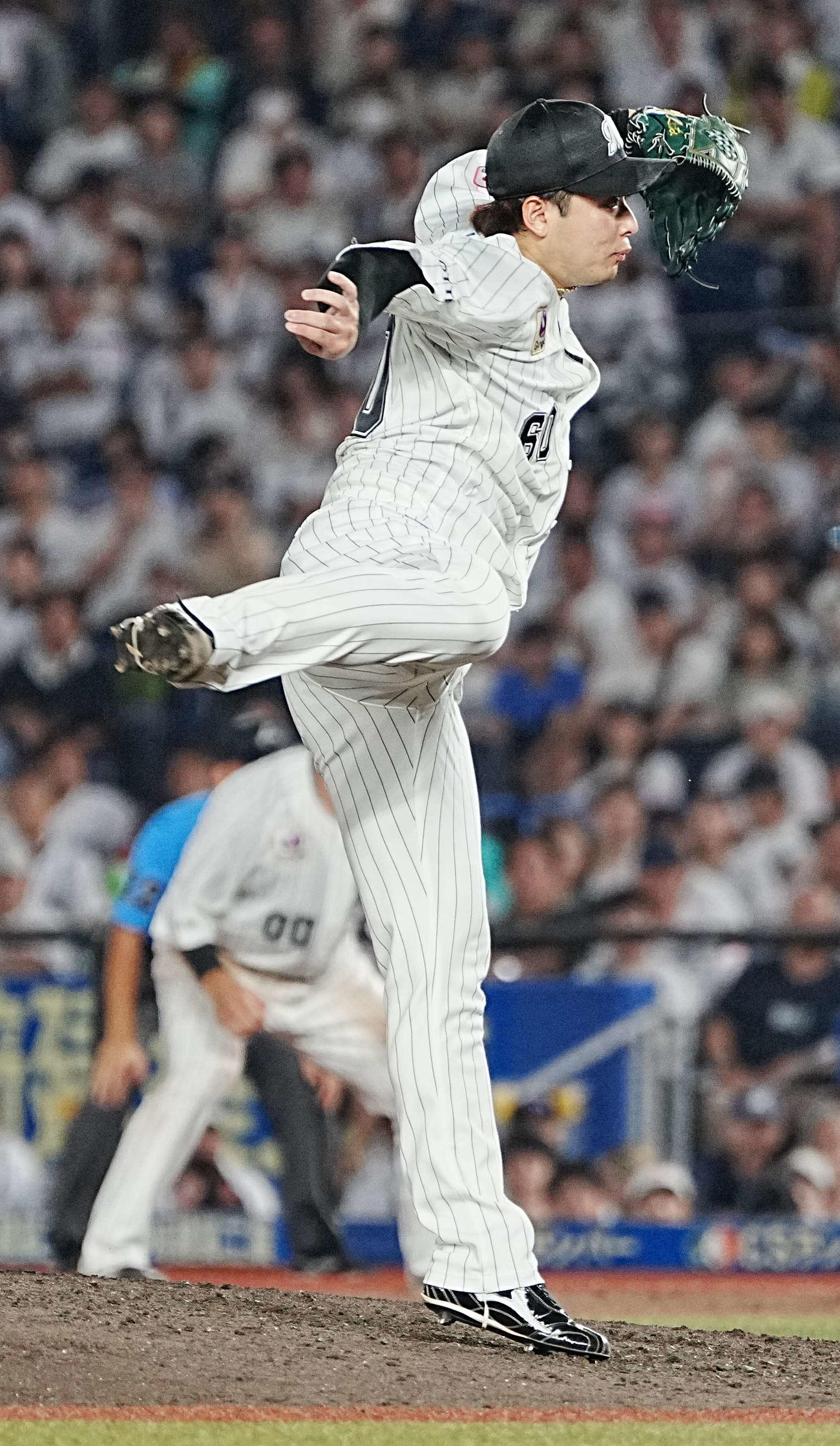 ロッテ対ソフトバンク　ロッテ4番手で登板しセーブを挙げた横山（撮影・小沢裕）
