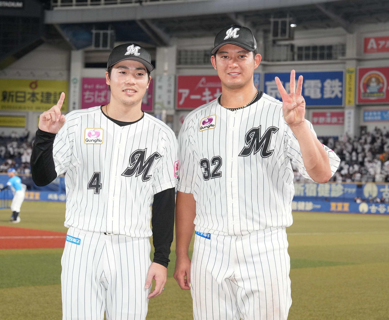 ロッテ対ソフトバンク　ヒーローインタビューを終えポーズを決めるプロ初本塁打のロッテ友杉（左）と今季3本目の佐藤（撮影・小沢裕）