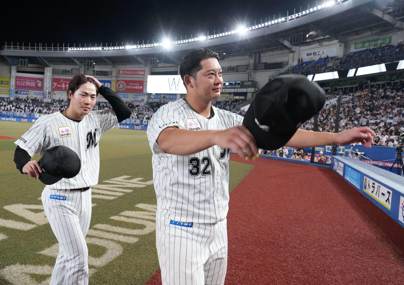 ロッテ対ソフトバンク　ヒーローインタビューを終え引き揚げるプロ初本塁打のロッテ友杉（左）と佐藤（撮影・小沢裕）