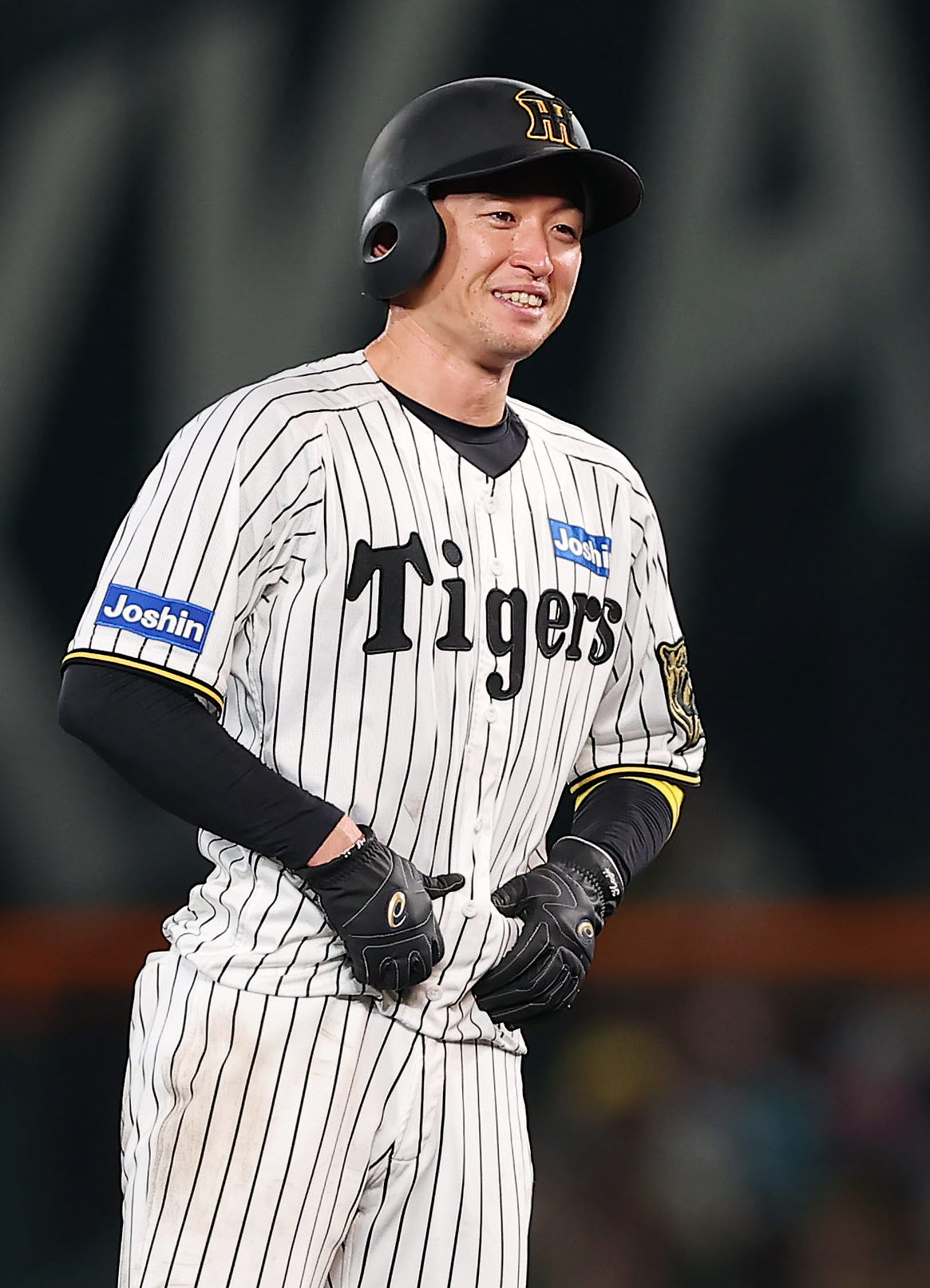 阪神対巨人　7回裏阪神2死一塁、左翼線へ二塁打を放ち、笑顔を見せる近本（撮影・前田充）