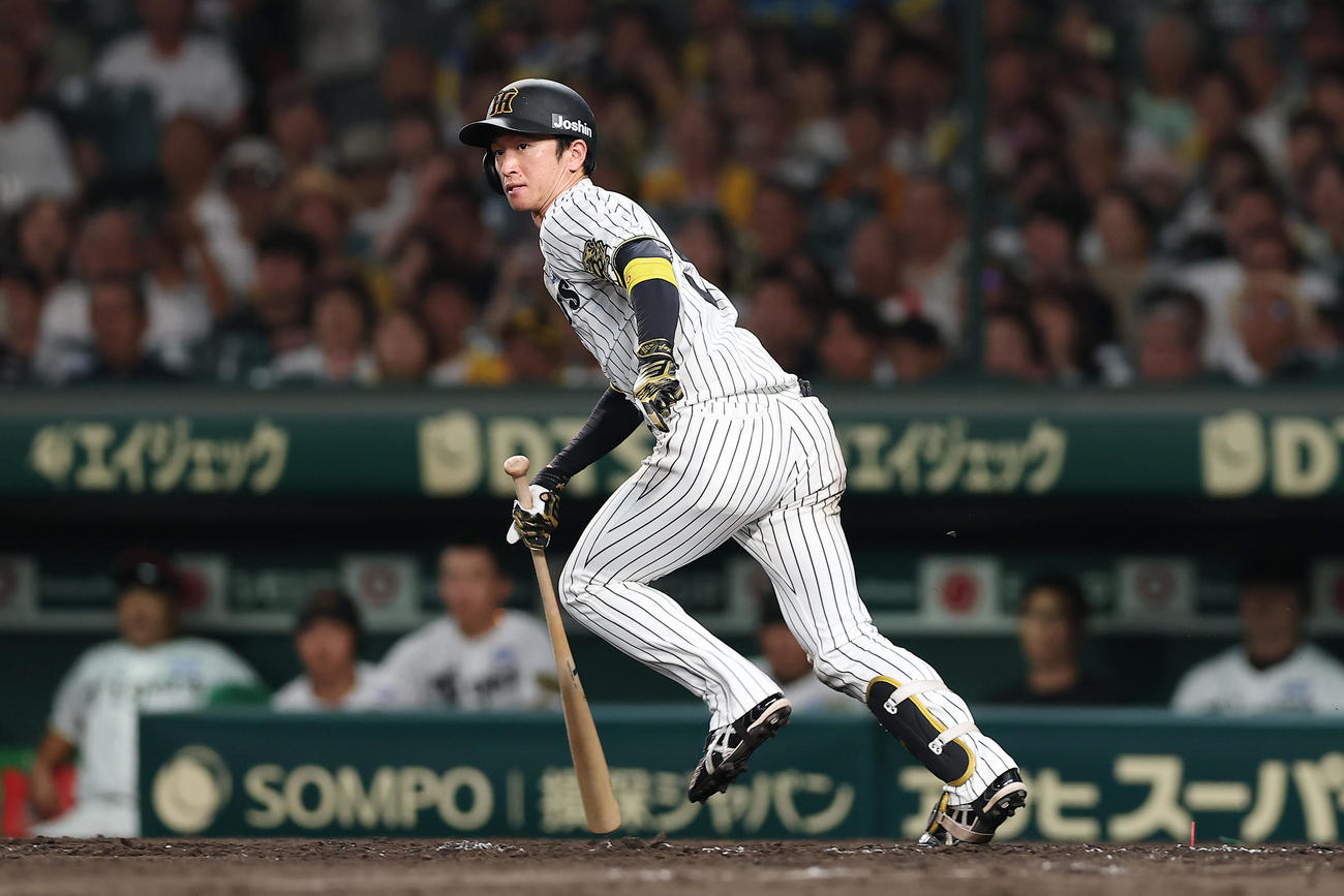 阪神対巨人　7回裏阪神2死一塁、左翼線へ二塁打を放つ近本（撮影・前田充）