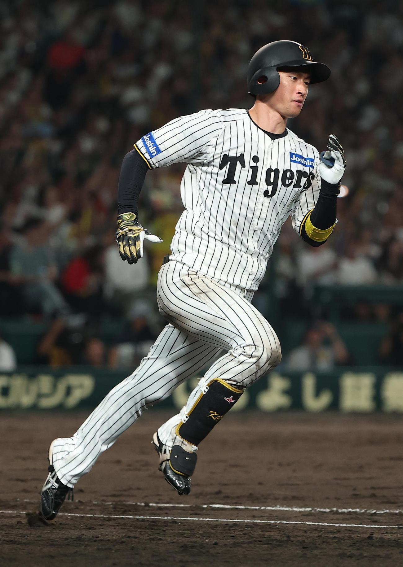 阪神対巨人　7回裏阪神2死一塁、近本光司は二塁打を放つ（撮影・上田博志）