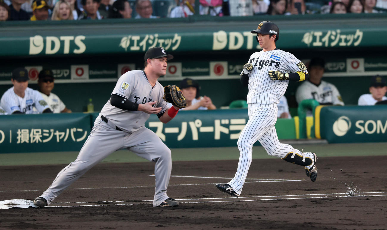 阪神対巨人　1回裏阪神無死、近本は遊ゴロに倒れる。一塁手リチャード（撮影・加藤哉）