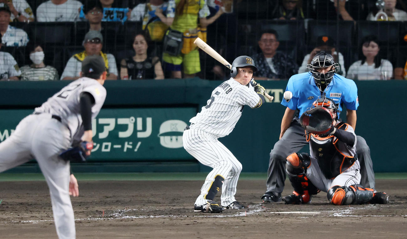 阪神対巨人　3回裏阪神1死、四球を選ぶ近本。投手横川（撮影・加藤哉）