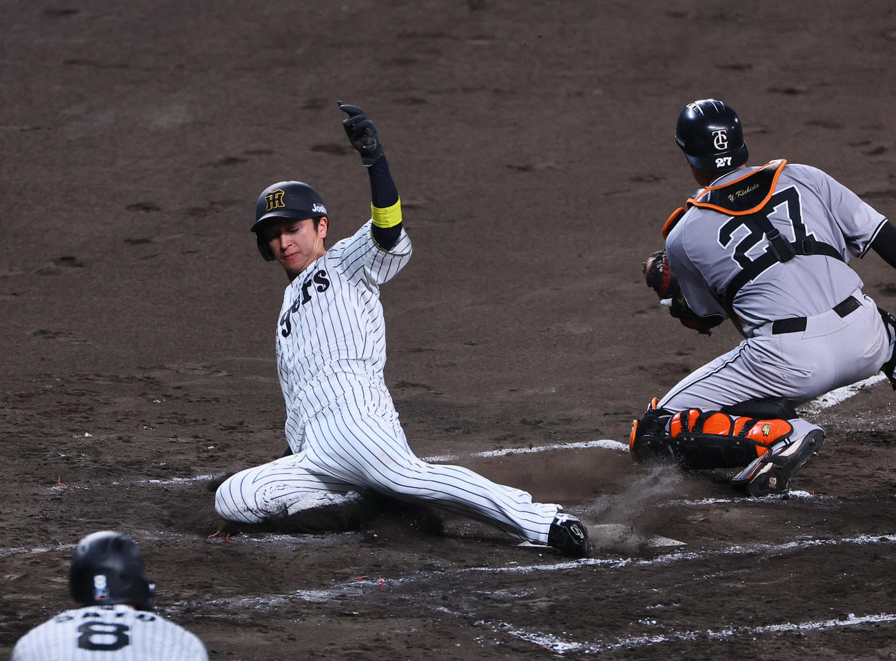 阪神対巨人　3回裏阪神1死一、二塁、森下の左前適時打で生還する二走近本。捕手岸田（撮影・藤尾明華）