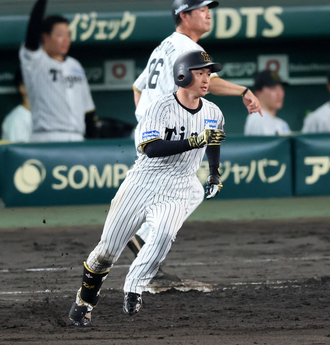 阪神対巨人　7回裏阪神2死一塁、近本は左越え二塁打を放つ（撮影・加藤哉）