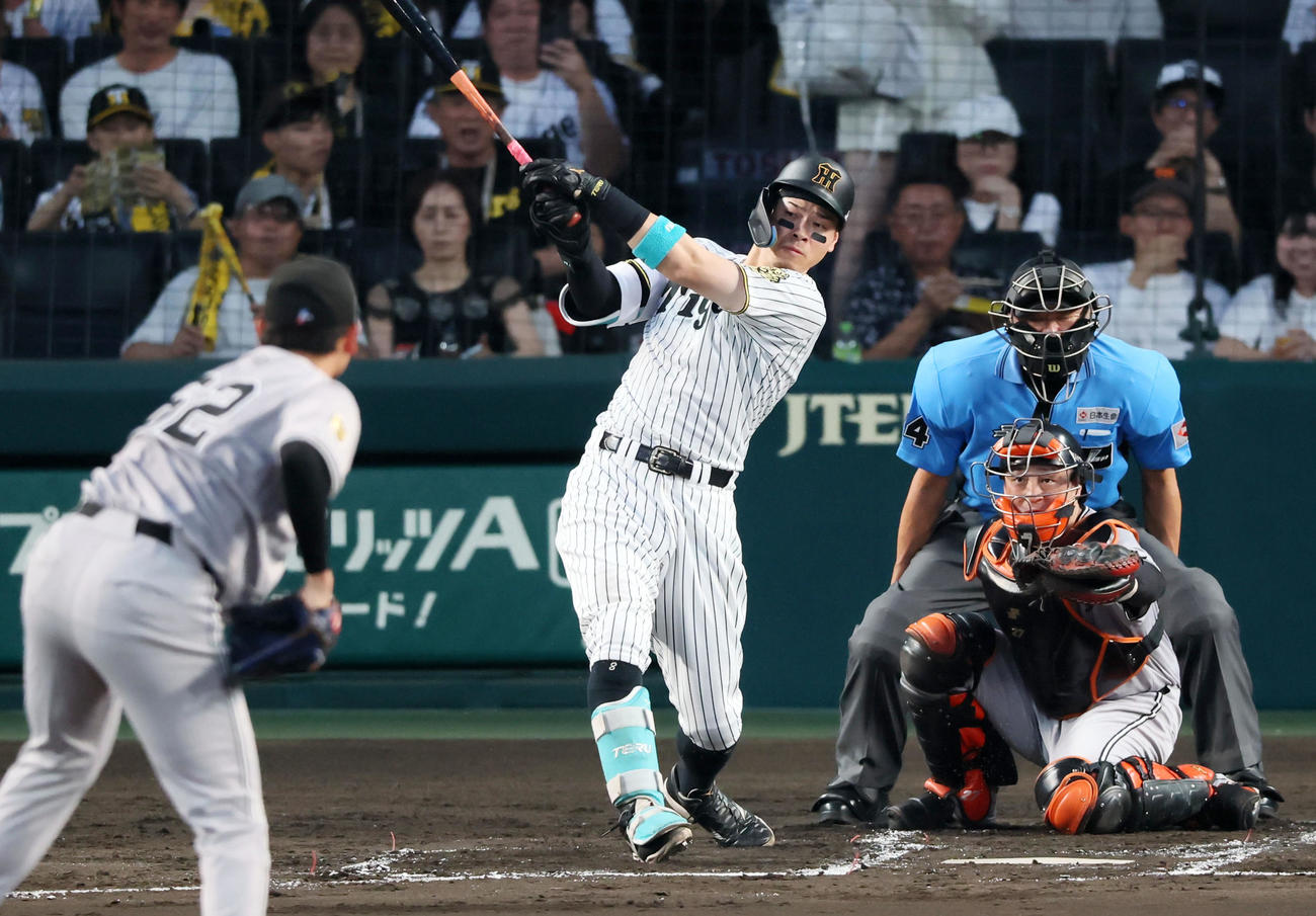 阪神対巨人　2回裏阪神無死、佐藤輝は右前打を放つ。投手横川（撮影・加藤哉）