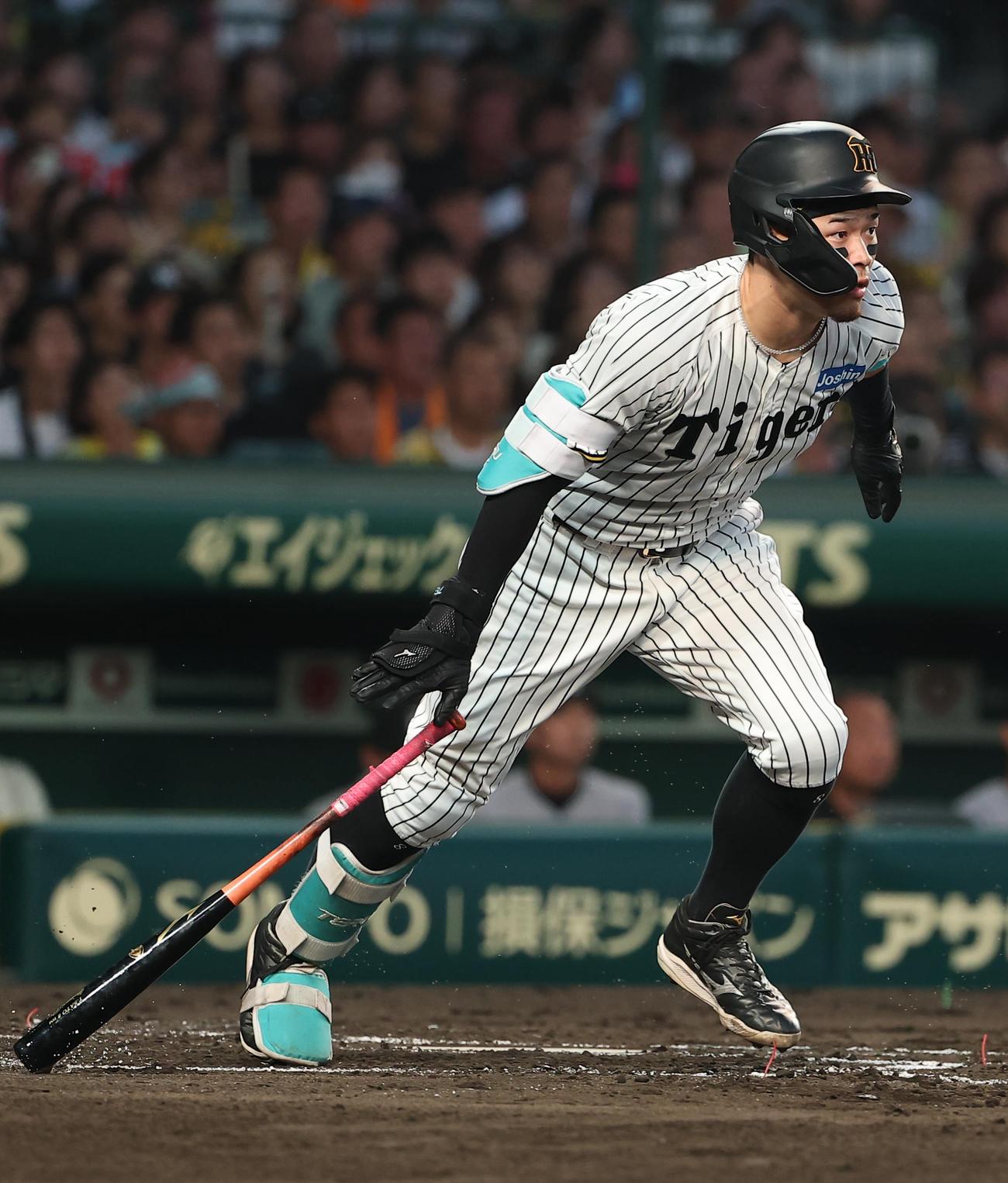 阪神対巨人　2回裏阪神無死、佐藤輝は安打を放つ（撮影・上田博志）