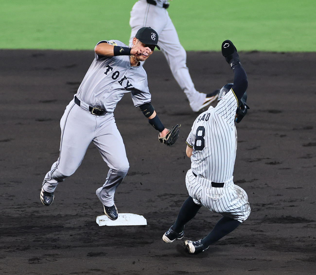 阪神対巨人　2回裏阪神無死一塁、大山のとき二盗を決める佐藤輝。野手吉川（撮影・藤尾明華）