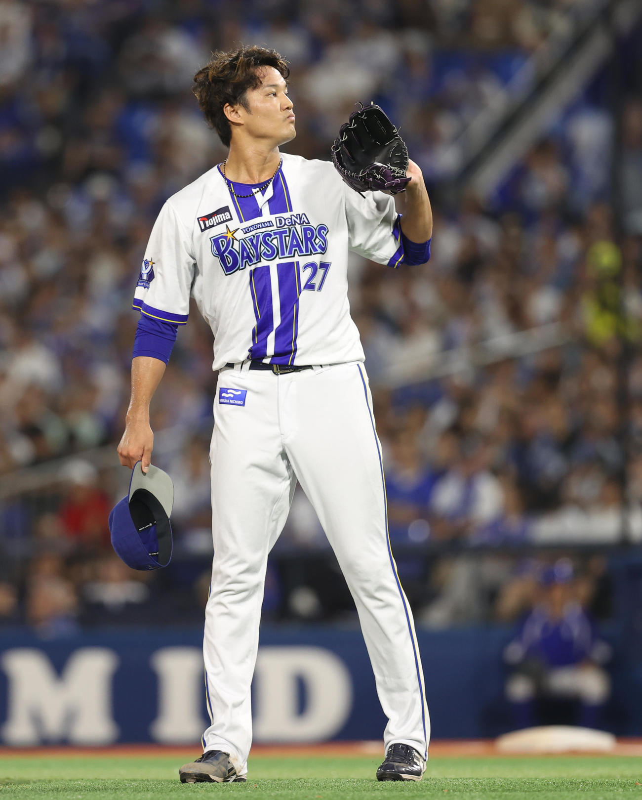 DeNA対中日　4回表中日1死二塁、上林に死球を当て謝る藤浪（撮影・水谷安孝）