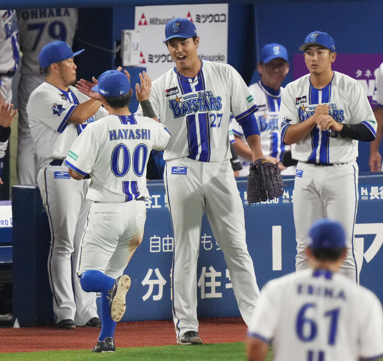 DeNA対中日　6回表を終え選手を出迎えるDeNA藤浪（中央）（撮影・清水貴仁）