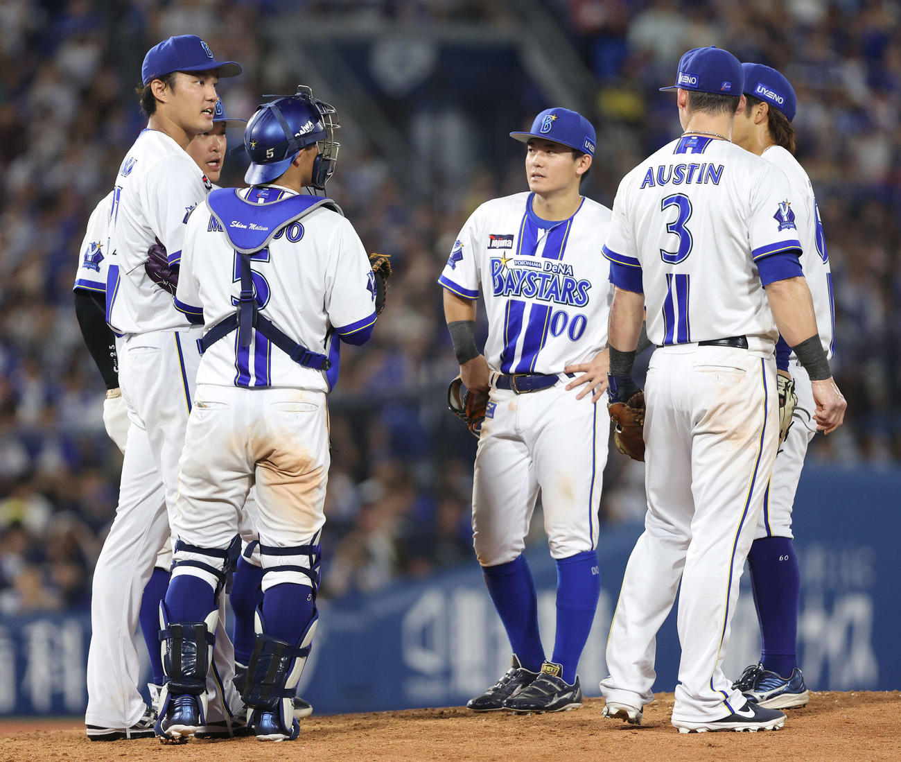 DeNA対中日　7回表、マウンドに集まる藤浪（左）らDeNAナイン（撮影・河田真司）