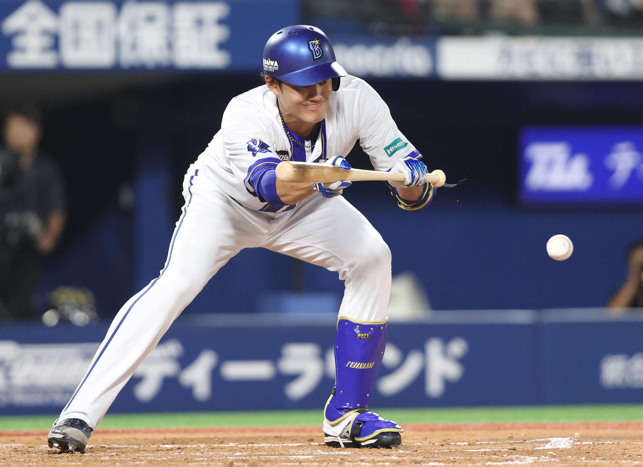 DeNA対中日　5回裏DeNA無死一塁、送りバントを決める藤浪（撮影・河田真司）