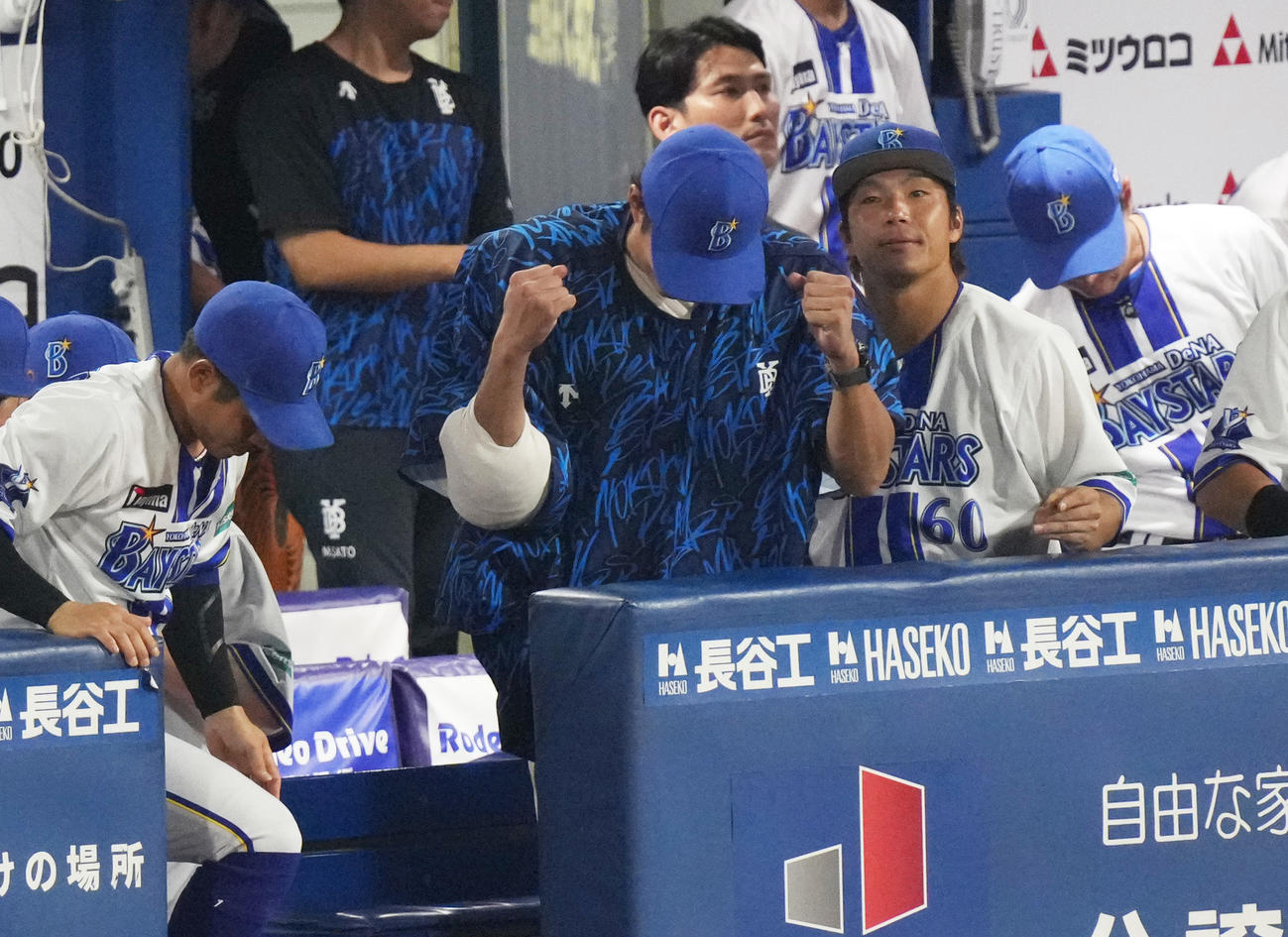 DeNA対中日　試合を終え、ガッツポーズをみせる勝利投手となったDeNA藤浪（中央）（撮影・清水貴仁）