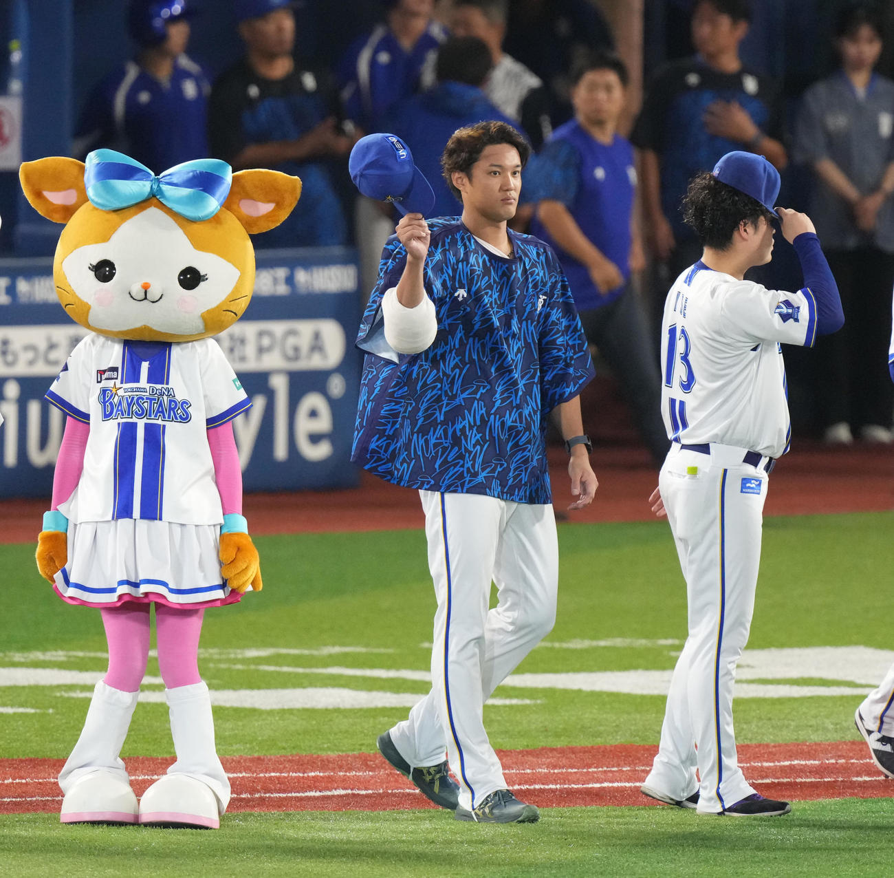 DeNA対中日　勝利投手となり手を振るDeNA藤浪（中央）（撮影・清水貴仁）