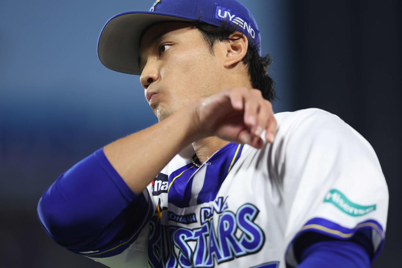 DeNA対中日　2回表を抑えベンチに戻るDeNA藤浪（撮影・河田真司）